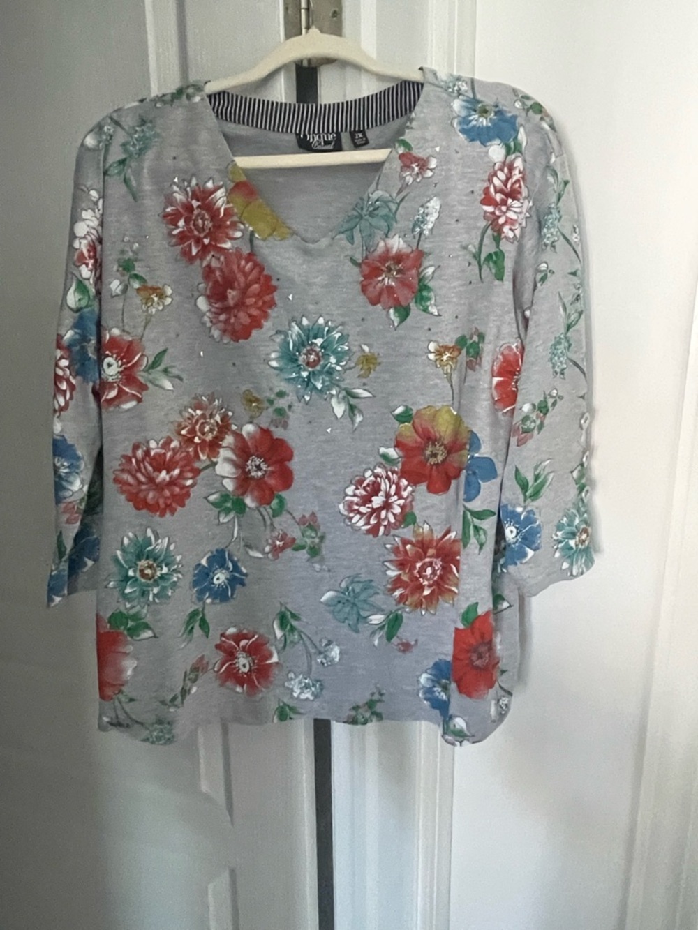 Gray Floral V-Neck Embellished Women’s 2X Top